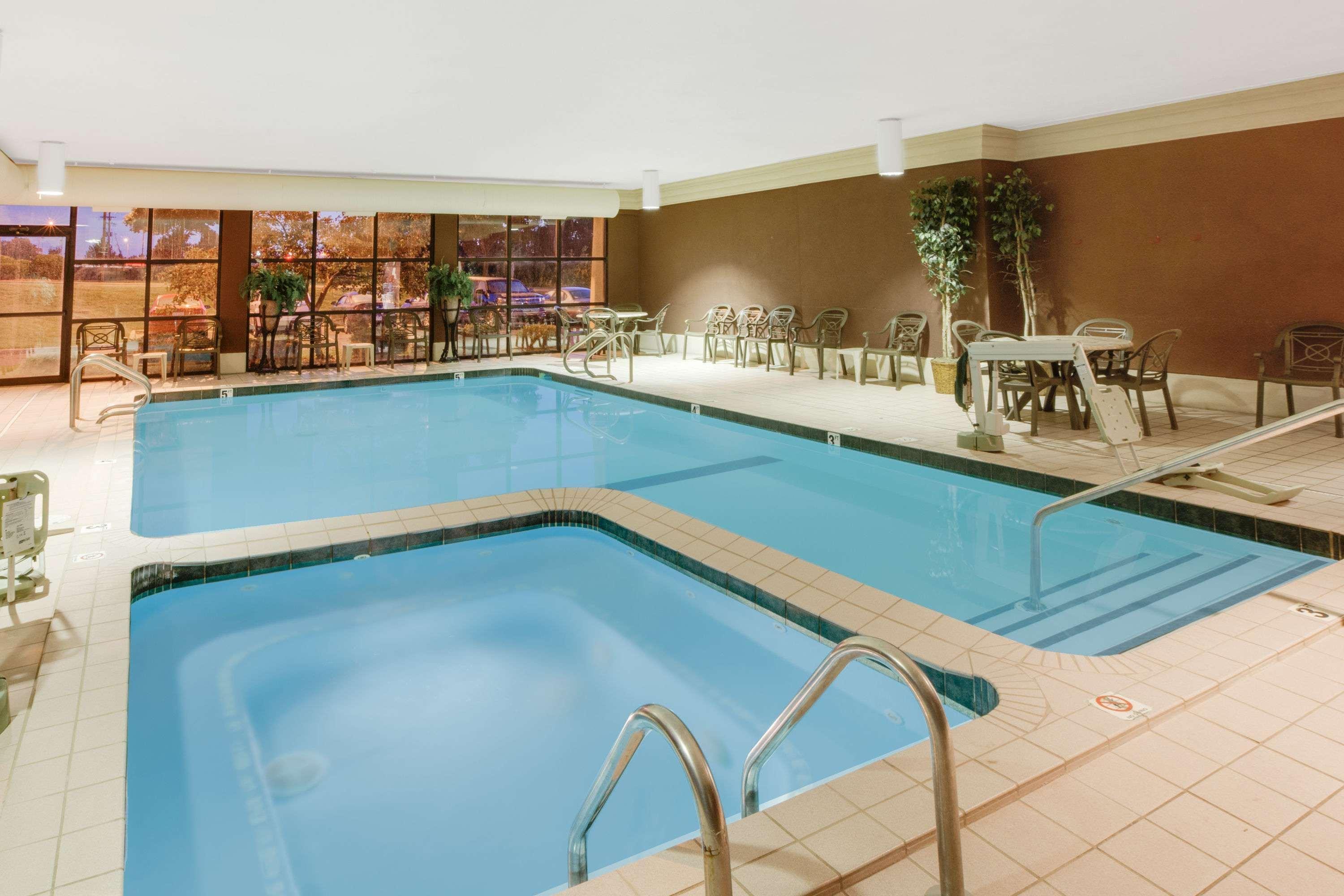 Baymont By Wyndham Traverse City Exterior foto