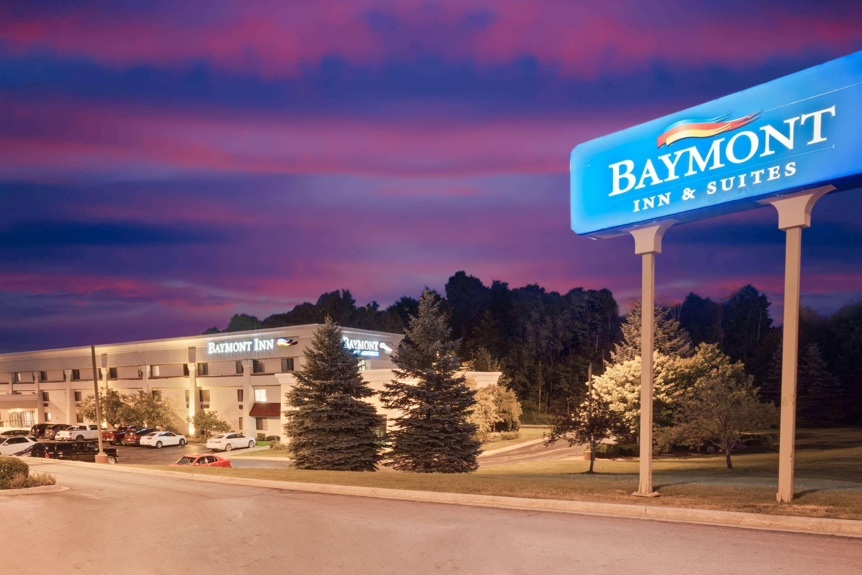 Baymont By Wyndham Traverse City Exterior foto